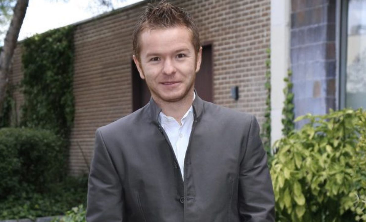 El pasado marzo la mítica serie 'Compañeros' cumplió 20 años. A partir de 1998 los jóvenes españoles se metieron de lleno en la vida y los problemas de los estudiantes y profesores del colegio madrileño Azcona. ¿Cómo han cambiado los actores desde entonces? En Las Provincias hacemos un recorrido por el antes y el después de los personajes principales de 'Compañeros'. Así lucen Sara, Valle o César después de dos décadas