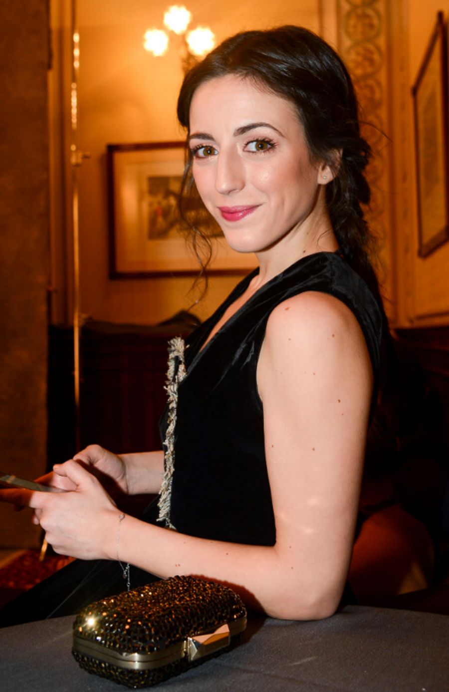 El pasado marzo la mítica serie 'Compañeros' cumplió 20 años. A partir de 1998 los jóvenes españoles se metieron de lleno en la vida y los problemas de los estudiantes y profesores del colegio madrileño Azcona. ¿Cómo han cambiado los actores desde entonces? En Las Provincias hacemos un recorrido por el antes y el después de los personajes principales de 'Compañeros'. Así lucen Sara, Valle o César después de dos décadas