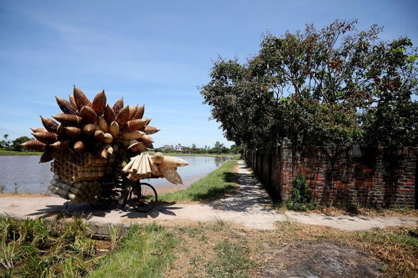 La aldea de Thu Sy, en Vietnam, es famosa por su costumbre de tejer macetas para pescar siendo una de sus mayores fuentes de ingresos.