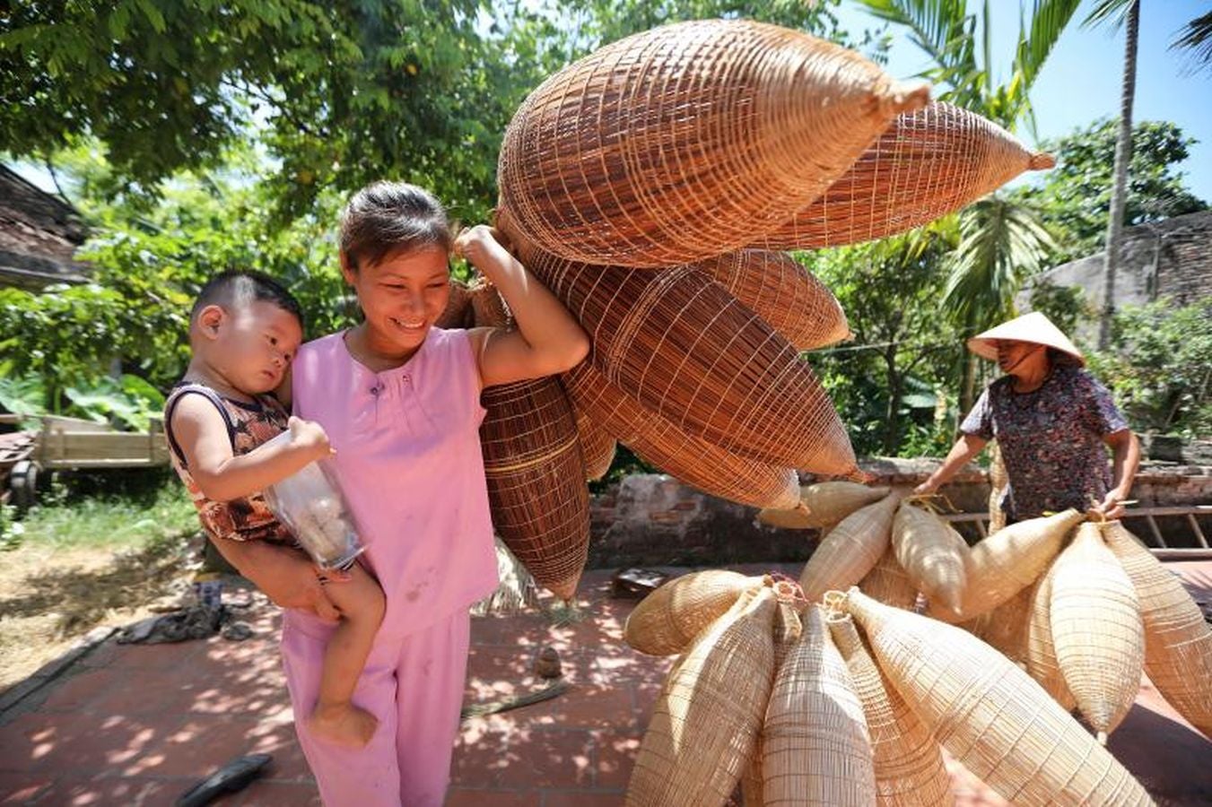 La aldea de Thu Sy, en Vietnam, es famosa por su costumbre de tejer macetas para pescar siendo una de sus mayores fuentes de ingresos.