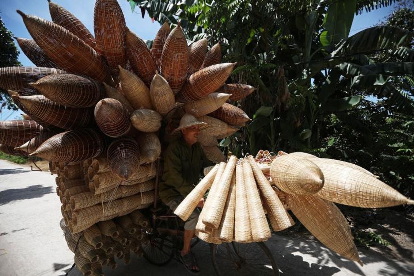 La aldea de Thu Sy, en Vietnam, es famosa por su costumbre de tejer macetas para pescar siendo una de sus mayores fuentes de ingresos.