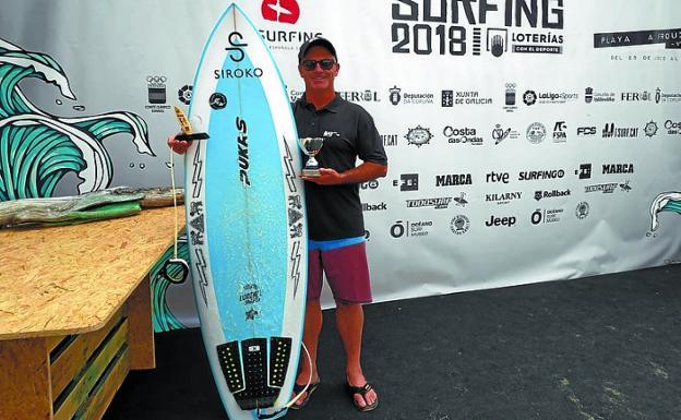 El zarauztarra Francesena, con la copa de campeón de España.