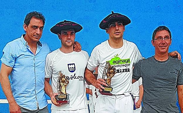 Asteleheneko finalak jokatu zituzten bikoteak euren sariekin. 