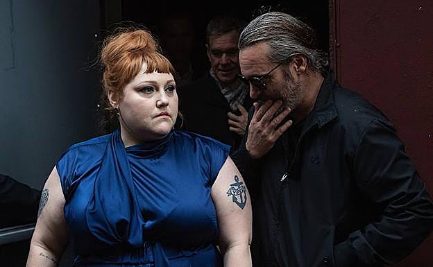 Joaquin Phoenix, Gus Van Sant y Beth Ditto durante el rodaje de 'No te preocupes, no llegará lejos a pie' (2018).