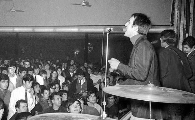 Micky y Los Tonys, animando un local en los años 60.