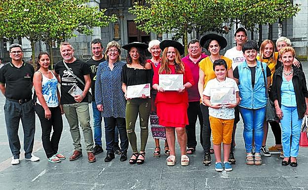 Txapelas. Las ganadoras del concurso posaron en Kalegoen junto a algunos de los participantes. 