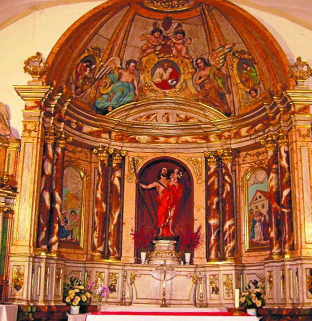 El altar mayor de la iglesia de Larrino.