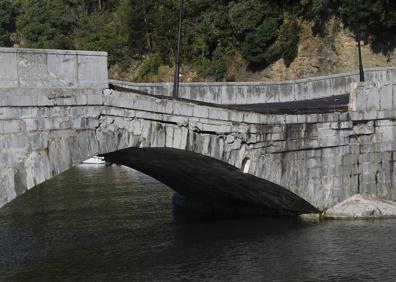 Imagen secundaria 1 - No ha habido que lamentar heridos tras la caída de parte del puente. 