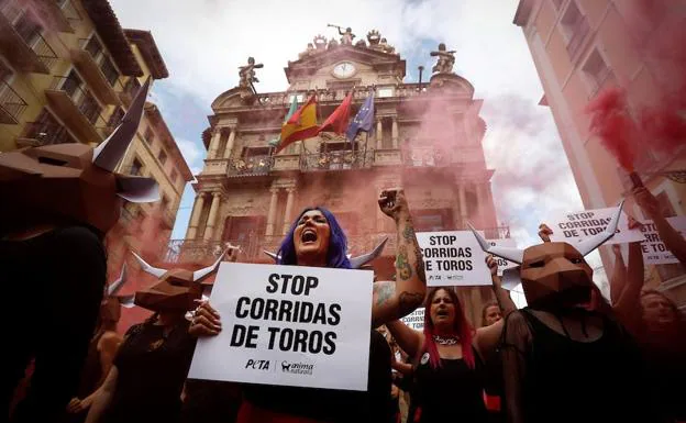 San Fermin 2018: Protesta en Pamplona en contra de las corridas de toros a un día de la fiesta de San Fermín