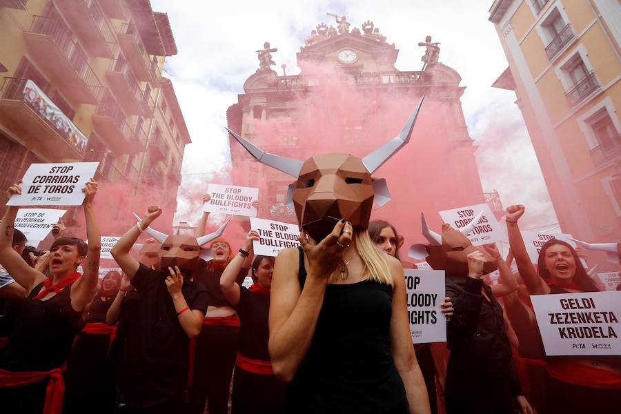 Las organizaciones animalistas Personas por el Trato Ético de los Animales (PETA) y AnimaNaturalis se han concentrado este jueves, víspera del comienzo de los Sanfermines, en una protesta antitaurina que ha tenido lugar en la plaza Consistorial, frente al Ayuntamiento de Pamplona.