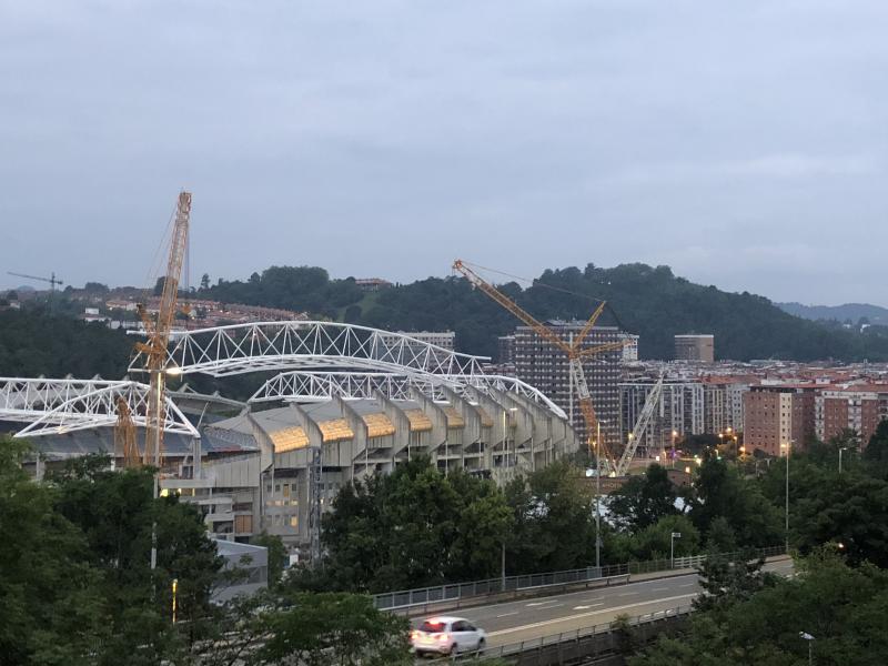 Al izado de la tercera cercha del nuevo estadio de la Real Sociedad, la de la tribuna principal este, le seguirá durante las próximas jornadas la de la tribuna principal, que es idéntica