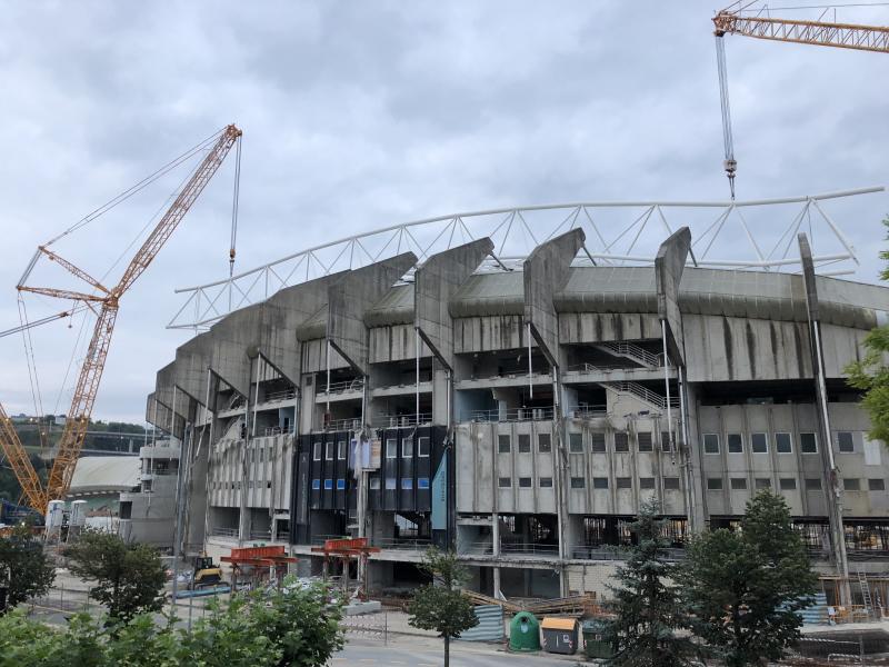Al izado de la tercera cercha del nuevo estadio de la Real Sociedad, la de la tribuna principal este, le seguirá durante las próximas jornadas la de la tribuna principal, que es idéntica