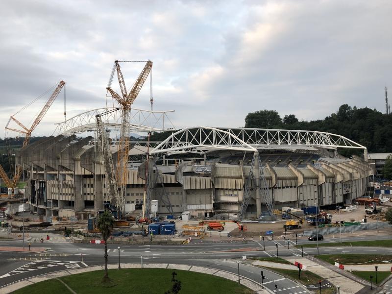 Al izado de la tercera cercha del nuevo estadio de la Real Sociedad, la de la tribuna principal este, le seguirá durante las próximas jornadas la de la tribuna principal, que es idéntica