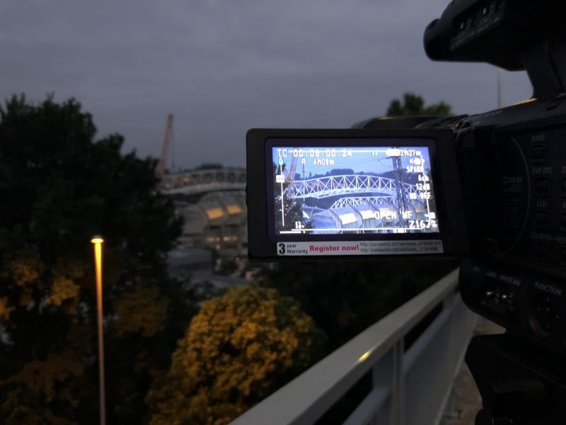 Al izado de la tercera cercha del nuevo estadio de la Real Sociedad, la de la tribuna principal este, le seguirá durante las próximas jornadas la de la tribuna principal, que es idéntica