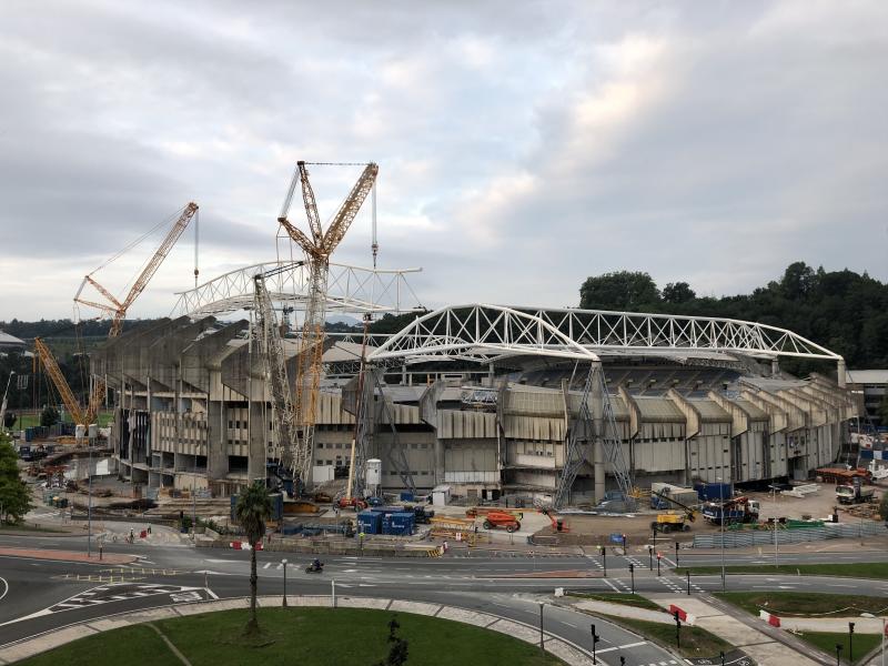Al izado de la tercera cercha del nuevo estadio de la Real Sociedad, la de la tribuna principal este, le seguirá durante las próximas jornadas la de la tribuna principal, que es idéntica