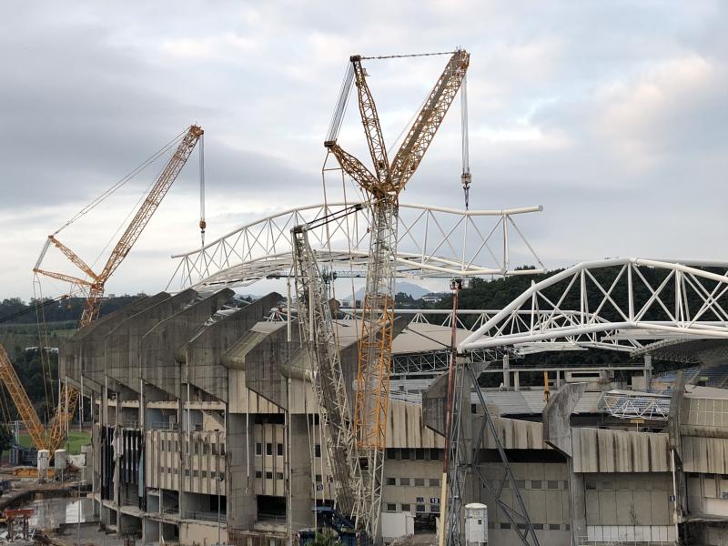Al izado de la tercera cercha del nuevo estadio de la Real Sociedad, la de la tribuna principal este, le seguirá durante las próximas jornadas la de la tribuna principal, que es idéntica