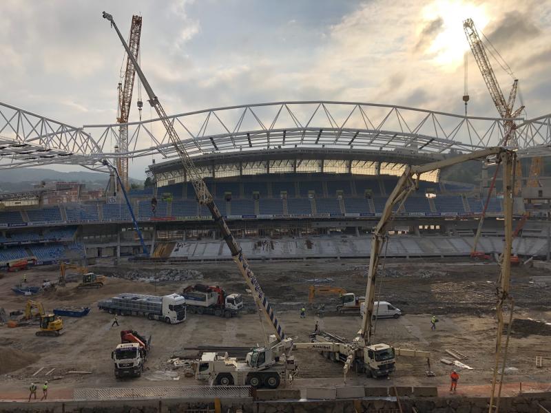 Al izado de la tercera cercha del nuevo estadio de la Real Sociedad, la de la tribuna principal este, le seguirá durante las próximas jornadas la de la tribuna principal, que es idéntica