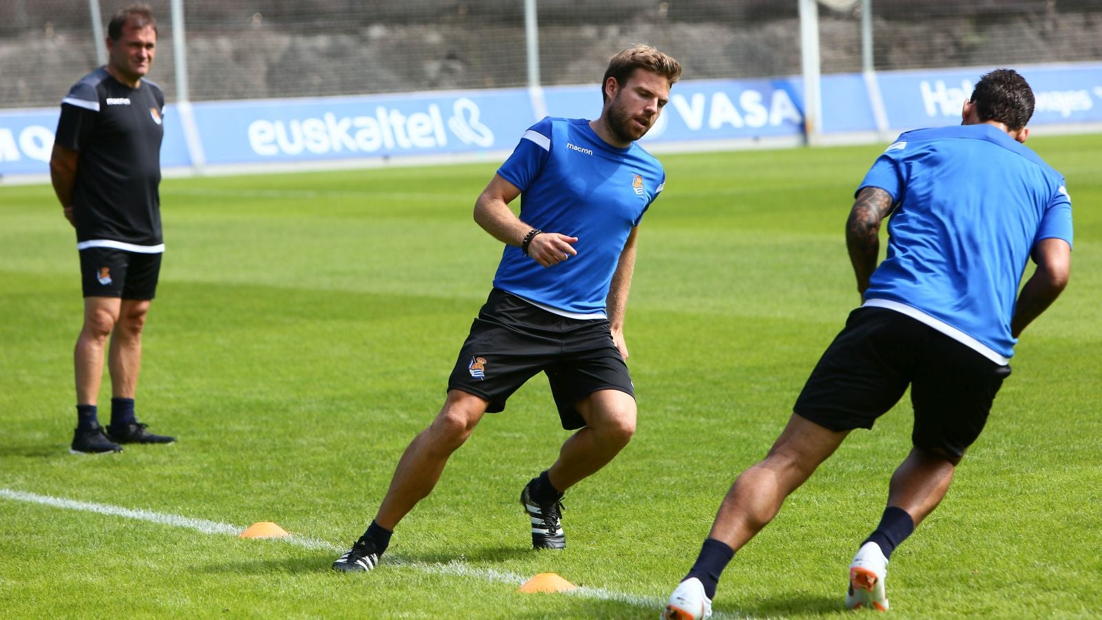 Después de la primera jornada de trabajo de ayer, el plantel ha cambiado las tornas y los que ayer realizaron las pruebas médicas en Policlínica han acudido a Zubieta.