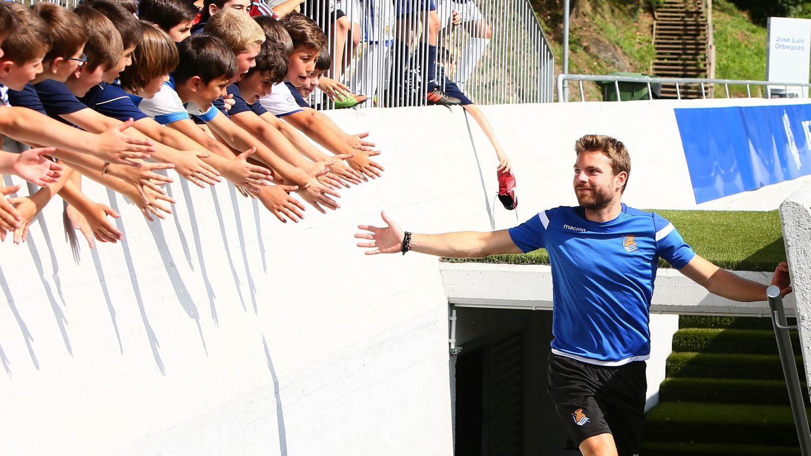 Después de la primera jornada de trabajo de ayer, el plantel ha cambiado las tornas y los que ayer realizaron las pruebas médicas en Policlínica han acudido a Zubieta.