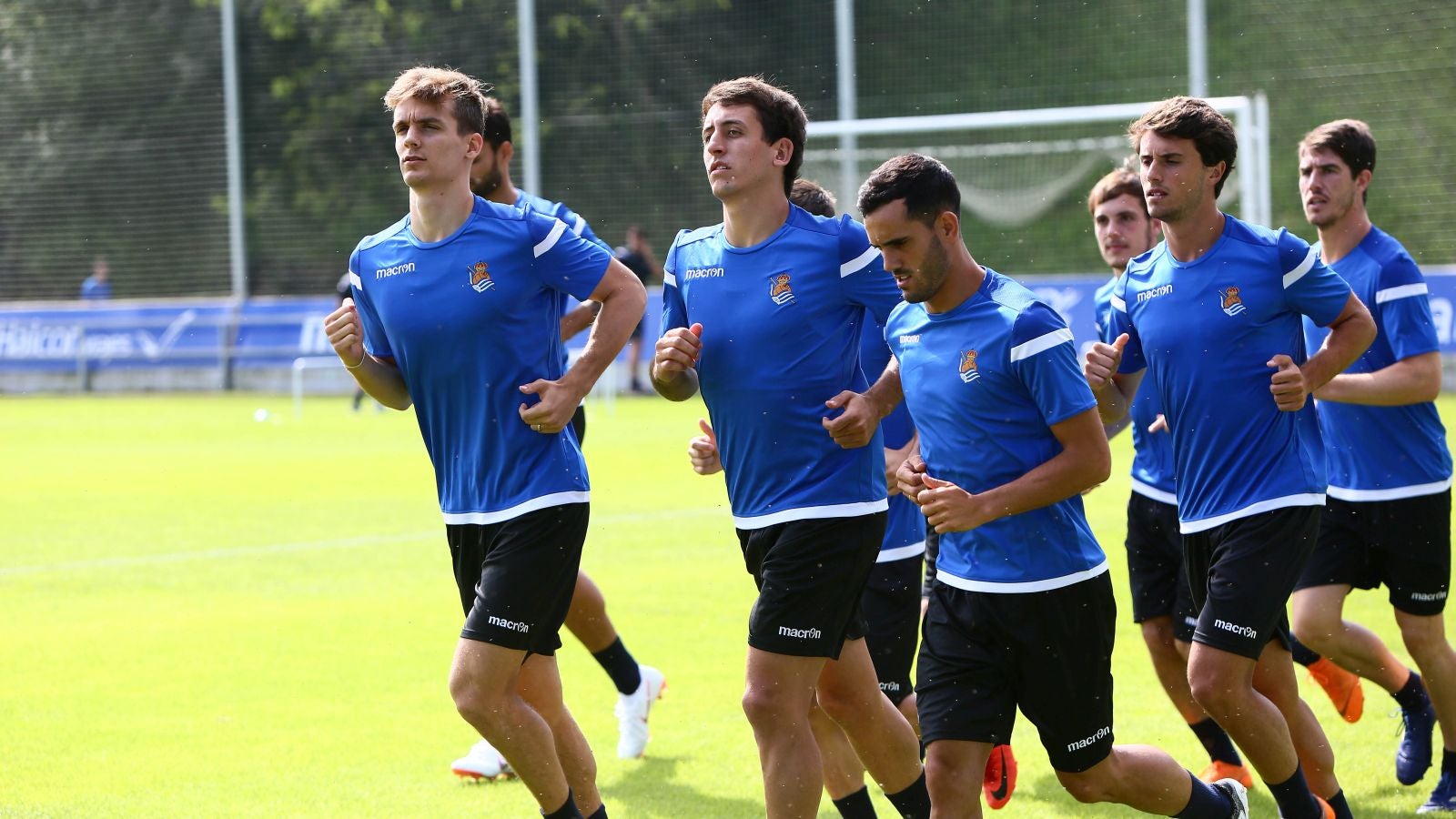 Después de la primera jornada de trabajo de ayer, el plantel ha cambiado las tornas y los que ayer realizaron las pruebas médicas en Policlínica han acudido a Zubieta.