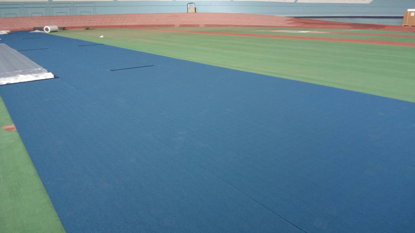 Los operarios ya están trabajando en la pista cubierta donostiarra. El color azul será el protagonista en esta instalación. 