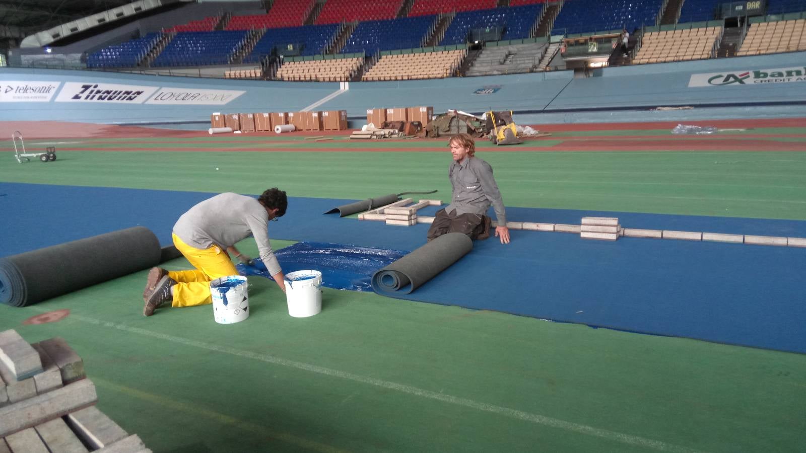 Los operarios ya están trabajando en la pista cubierta donostiarra. El color azul será el protagonista en esta instalación. 