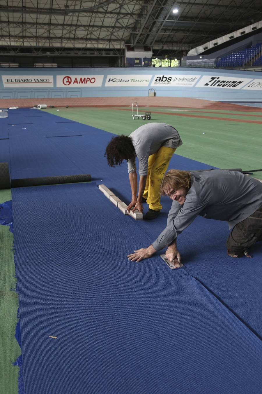 Los operarios ya están trabajando en la pista cubierta donostiarra. El color azul será el protagonista en esta instalación. 