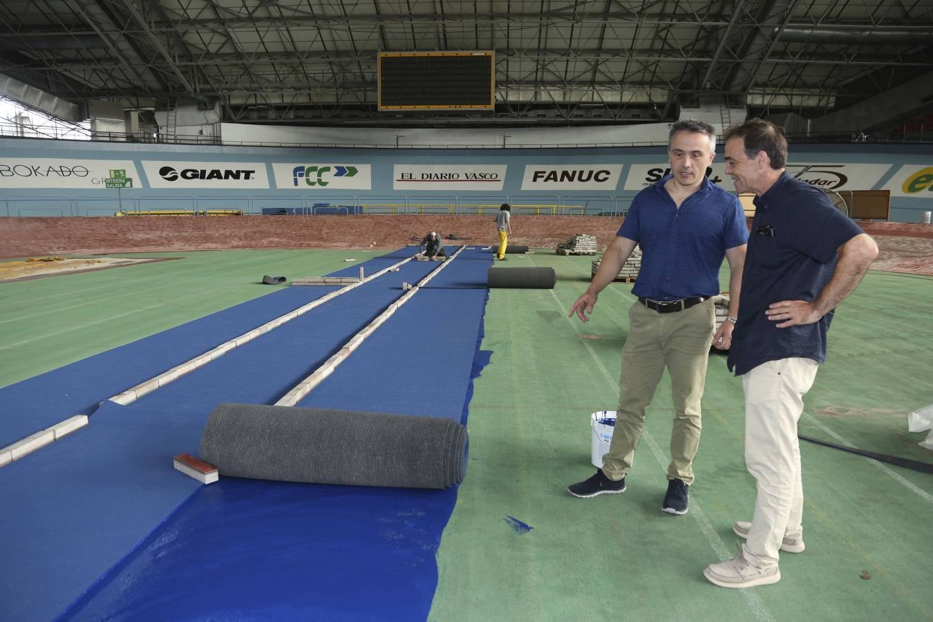 Los operarios ya están trabajando en la pista cubierta donostiarra. El color azul será el protagonista en esta instalación. 