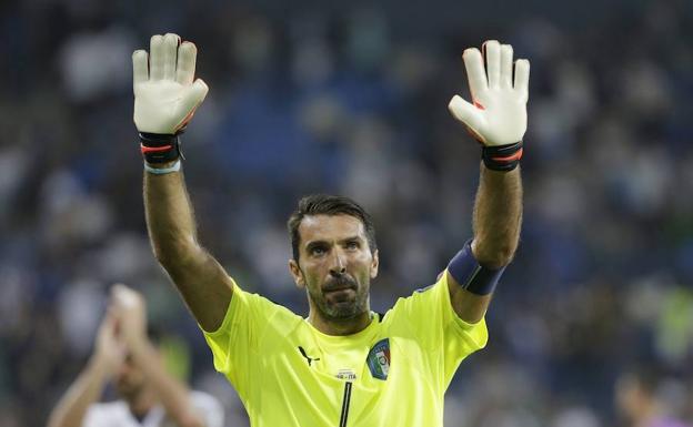 Buffon, durante un partido con Italia.