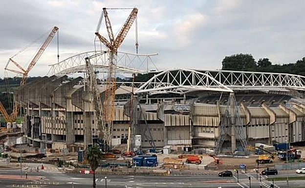 Imagen principal - Reforma de Anoeta: La tercera cercha de Anoeta, en marcha