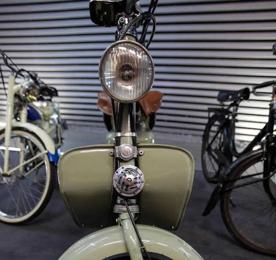 Lambretta: Un grupo de empresarios vascos creó en 1952 la sociedad Lambretta Locomociones en Eibar para construir la scooter y los motocarros italianos marca Lambretta. En dura pugna con Vespa, Lambretta proporcionó el medio de transporte ideal para obreros y familias.