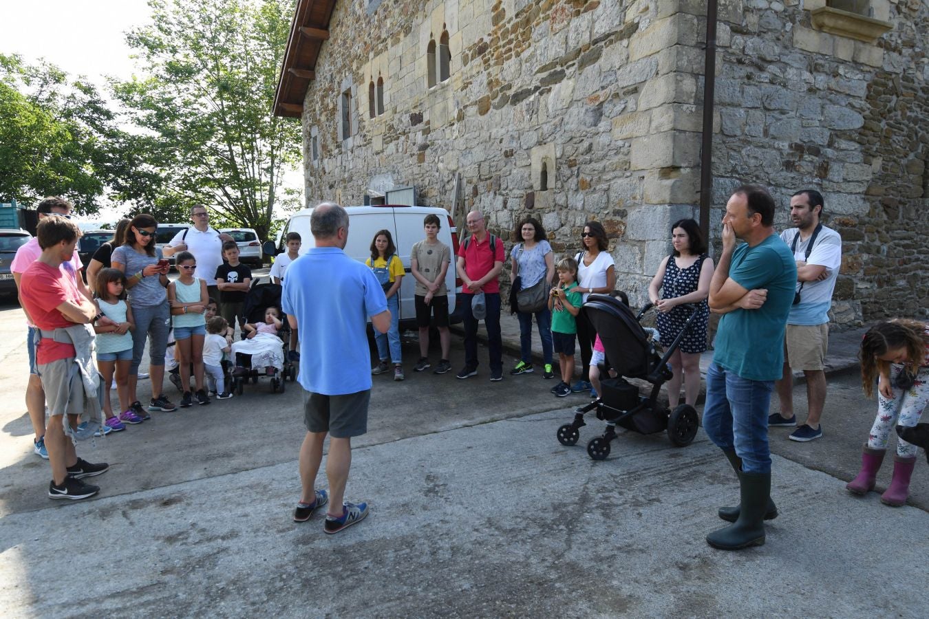 «Ongi etorri baserrira!» es una iniciativa de puertas abiertas que permite visitar caseríos guipuzcoanos y ver cómo es su día a día trabajando