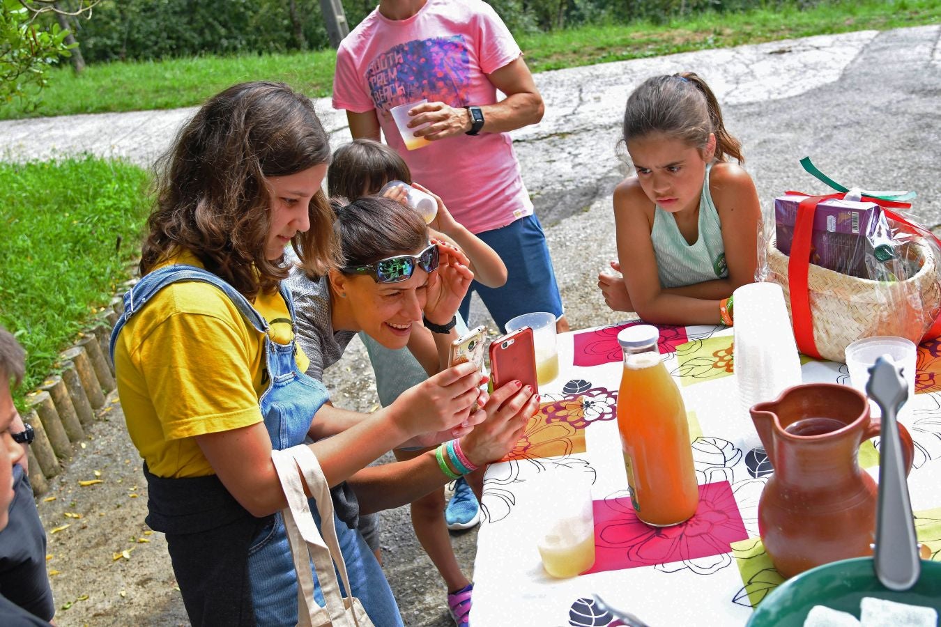 «Ongi etorri baserrira!» es una iniciativa de puertas abiertas que permite visitar caseríos guipuzcoanos y ver cómo es su día a día trabajando
