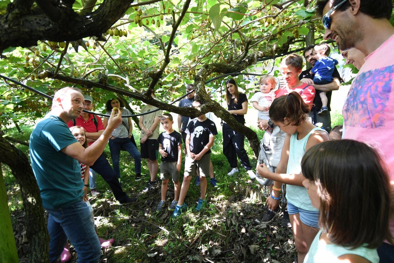 «Ongi etorri baserrira!» es una iniciativa de puertas abiertas que permite visitar caseríos guipuzcoanos y ver cómo es su día a día trabajando