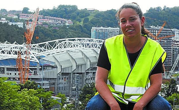 Ana Seoane posa ayer por la tarde en la zona de Zorroaga con la cercha de la tribunal principal Este ya colocada en su posición definitiva.