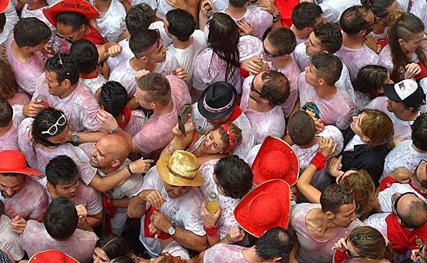 El Chupinazo da el pistoletazo de salida a las fiestas de San Fermín.