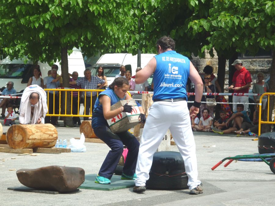 Antxo dijo ayer adiós a sus Sanfermines desprendiéndose del tradicional pañuelo rojo que los vecinos guardarán hasta dentro de doce meses.