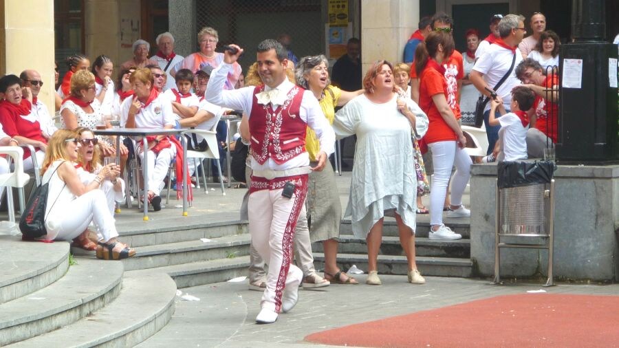 Antxo dijo ayer adiós a sus Sanfermines desprendiéndose del tradicional pañuelo rojo que los vecinos guardarán hasta dentro de doce meses.