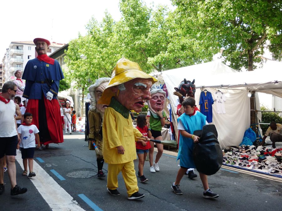 Antxo dijo ayer adiós a sus Sanfermines desprendiéndose del tradicional pañuelo rojo que los vecinos guardarán hasta dentro de doce meses.