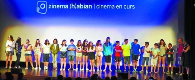 Los alumnos protagonistas del cortometraje subieron al escenario. 