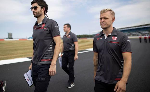 Magnussen, a la derecha, camina junto a varios miembros del equipo Haas. 