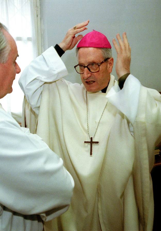 José María Setién se coloca el solideo antes de comenzar la misa de despedida de su diocesis en el año 2000.