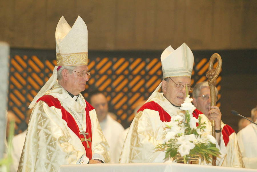 En 2006, José María Setién concelebrando la misa junto a su sucesor como obispo de San Sebastián, Juan María Uriarte, en la festividad de la virgen de Arantzazu. 