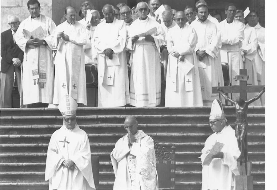 Monseñor Ángel Suquia y José María Setien junto a otros sacerdotes durante una misa en la Basílica de Loyola con motivo del centenario de San Ignacio de Loyola y la visita de los Reyes al País Vasco en 1991.