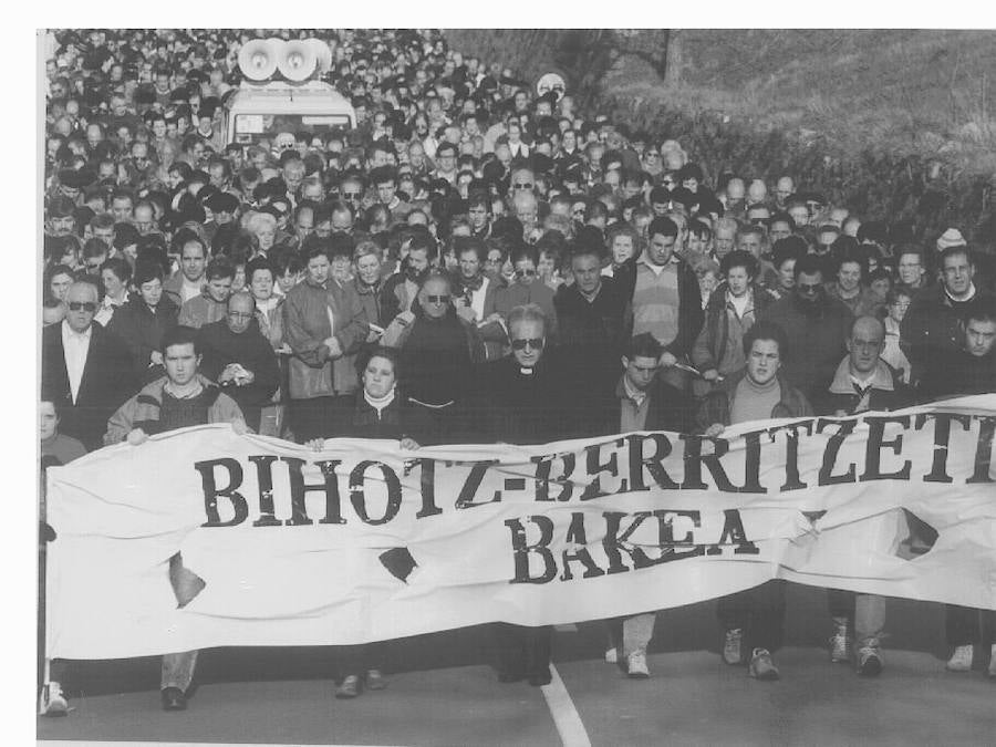 En 1992, monseñor Setién encabeza la marcha religiosa a Aranzazu en favor de la paz.