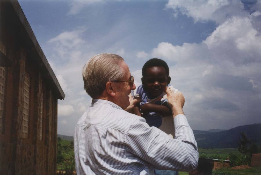 El obispo de San Sebastián, José María Setién, toma en brazos a un niño durante su visita a Ruanda donde pasó la Navidad de 1996.