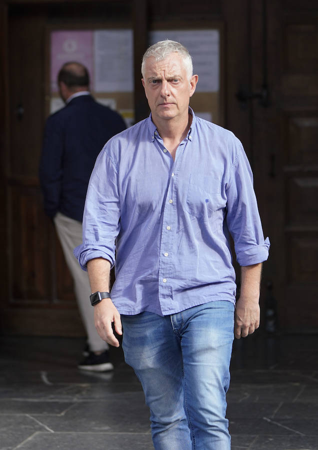 El lehendakari, Iñigo Urkullu, ha visitado este martes por la tarde la capilla ardiente del obispo emérito de San Sebastián, José María Setién, instalada en la catedral del Buen Pastor, donde mañana al mediodía se celebrará también el funeral. También han acudido representantes del mundo de la política, la sociedad y la cultura, al igual que ciudadanos que han querido dar su último adiós al prelado.