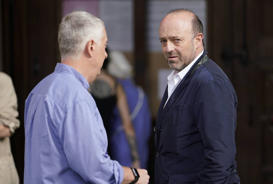 El lehendakari, Iñigo Urkullu, ha visitado este martes por la tarde la capilla ardiente del obispo emérito de San Sebastián, José María Setién, instalada en la catedral del Buen Pastor, donde mañana al mediodía se celebrará también el funeral. También han acudido representantes del mundo de la política, la sociedad y la cultura, al igual que ciudadanos que han querido dar su último adiós al prelado.