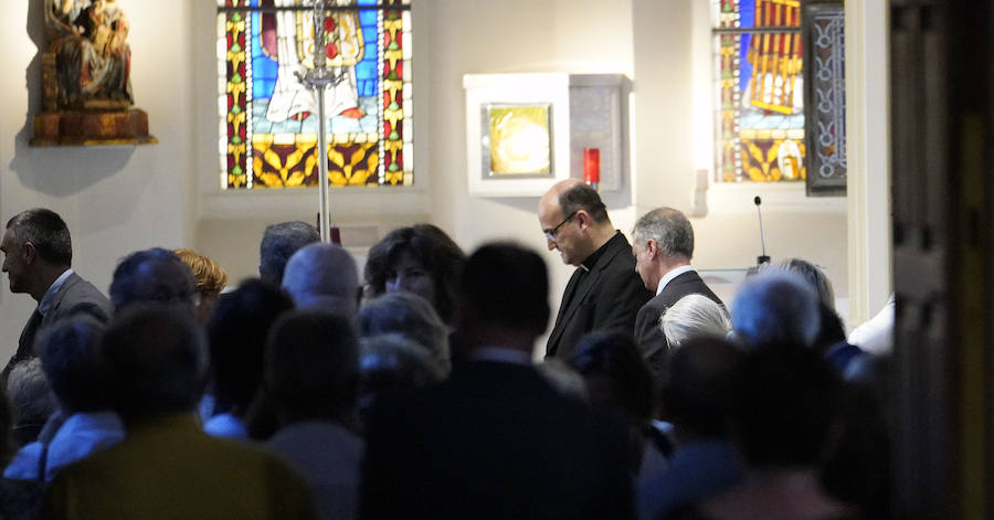 El lehendakari, Iñigo Urkullu, ha visitado este martes por la tarde la capilla ardiente del obispo emérito de San Sebastián, José María Setién, instalada en la catedral del Buen Pastor, donde mañana al mediodía se celebrará también el funeral. También han acudido representantes del mundo de la política, la sociedad y la cultura, al igual que ciudadanos que han querido dar su último adiós al prelado.