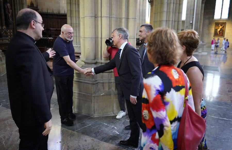El lehendakari, Iñigo Urkullu, ha visitado este martes por la tarde la capilla ardiente del obispo emérito de San Sebastián, José María Setién, instalada en la catedral del Buen Pastor, donde mañana al mediodía se celebrará también el funeral. También han acudido representantes del mundo de la política, la sociedad y la cultura, al igual que ciudadanos que han querido dar su último adiós al prelado.